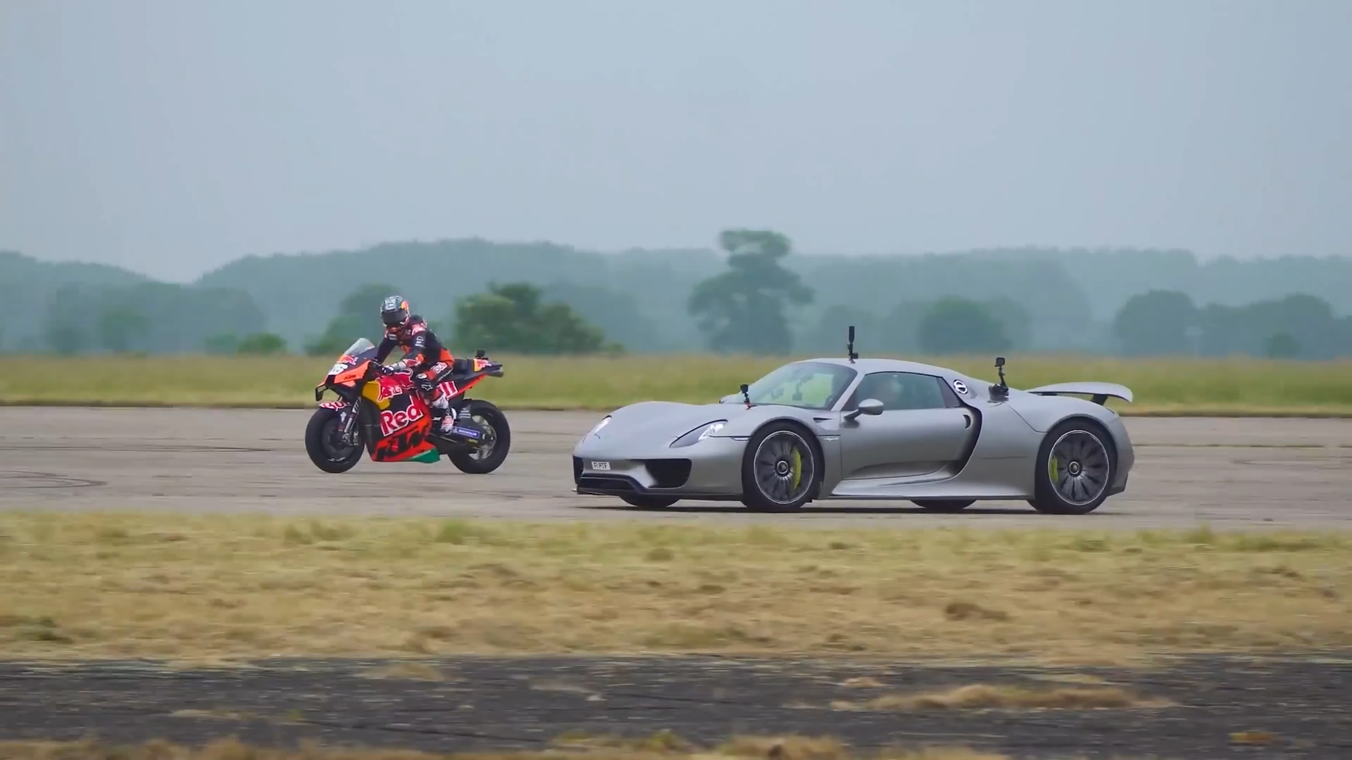 國外媒體找來KTM RC16對決Porsche 918 Spyder